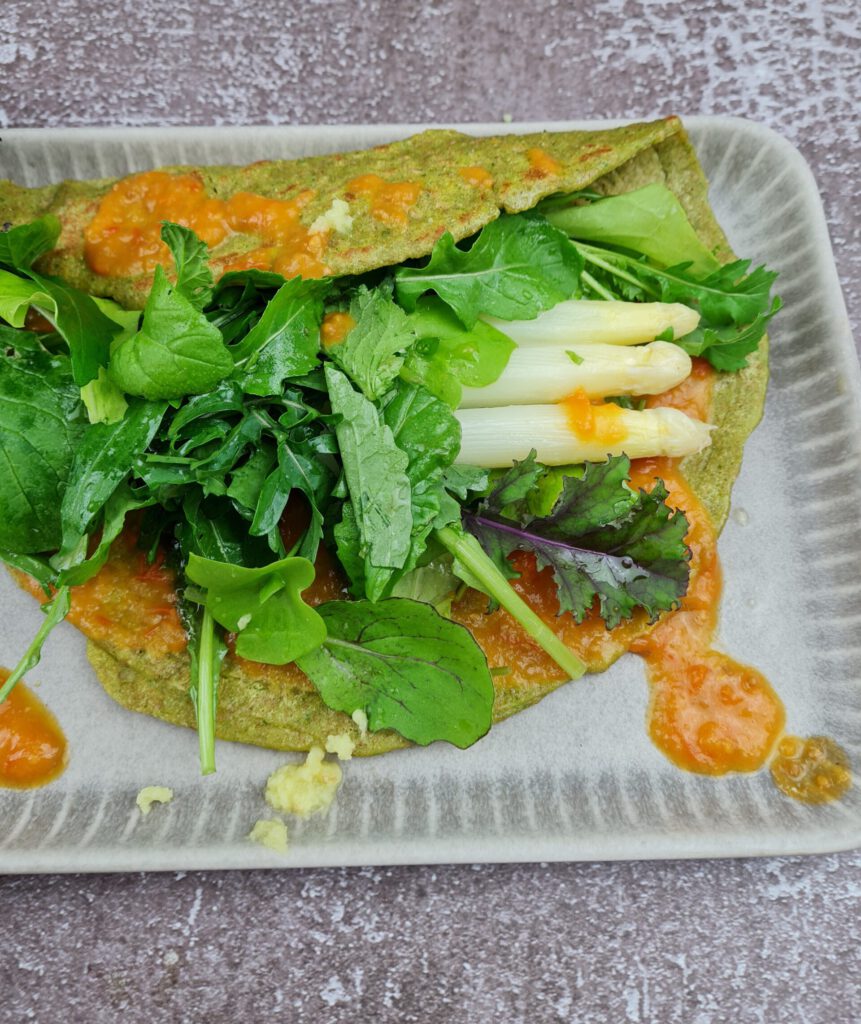Vollkornpfannkuchen mit Tomatensalsa und Wildkräutern_2